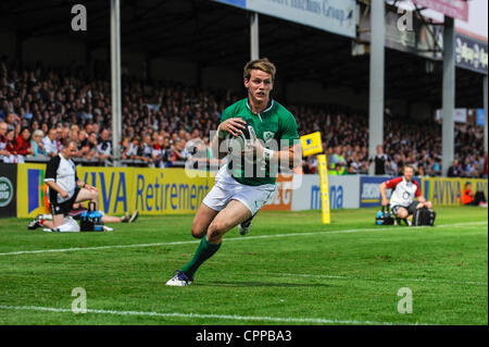 29.05.2012 Gloucester, en Angleterre. L'ailier de l'Irlande (# 14) Craig Gilroy (Ulster) s'exécute dans un essai au cours de la deuxième moitié de la Rugby Union clash entre les barbares et de l'Irlande à côté sur invitation Stade Kingsholm. Banque D'Images