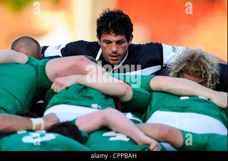 29.05.2012 Gloucester, en Angleterre. Les Barbarians Français FC Hooker (# 2) Benoit Août (Biarritz) mêlées avec vers le bas pendant la première moitié de la Rugby Union clash entre les barbares et de l'Irlande à côté sur invitation Stade Kingsholm. Banque D'Images