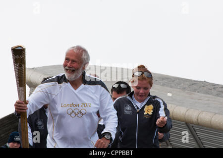 Mountaineer Chris Bonington porte le flambeau olympique pour les Jeux Olympiques de 2012 à Londres du Mont Snowdon gare au sommet du Snowdon, Pays de Galles, Royaume-Uni. C'est le flambeau d'arrêt le plus élevé au Royaume-Uni - 29 mai 2012. Banque D'Images