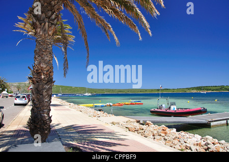 Vue sur la promenade, Fornells, Minorque, Iles Baléares, Espagne Banque D'Images