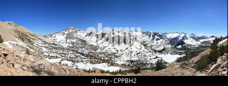 Panorama de montagnes de Sierra Nevada comme Université Peak Pass Kearsarge et pinacles Kearsarge Banque D'Images