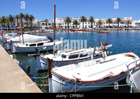 Les bateaux de pêche traditionnels à marina, Fornells, Minorque, Iles Baléares, Espagne Banque D'Images