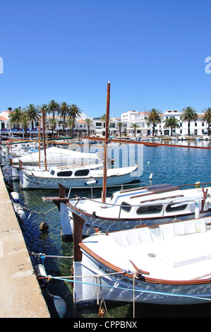 Les bateaux de pêche traditionnels à marina, Fornells, Minorque, Iles Baléares, Espagne Banque D'Images