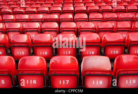 Dans les sièges rouges Kop à Anfield, accueil de Liverpool Football Club, stade où est vide. Banque D'Images