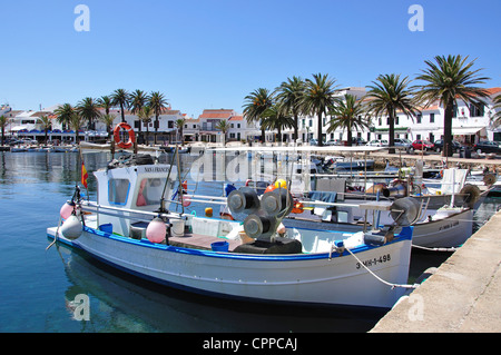 Les bateaux de pêche traditionnels à marina, Fornells, Minorque, Iles Baléares, Espagne Banque D'Images