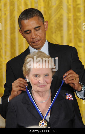 29 mai 2012 - Washington, District of Columbia, États-Unis - Le président américain Barack Obama, la droite, présente la Médaille présidentielle de la liberté à l'ex-secrétaire d'État Madeleine Albright lors d'une cérémonie prestigieuse qui est connue comme la plus haute distinction accordée par le président. (Crédit Image : © C Banque D'Images