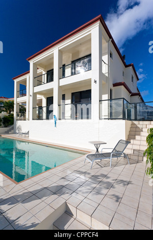 Deux étages maison de luxe avec piscine Banque D'Images