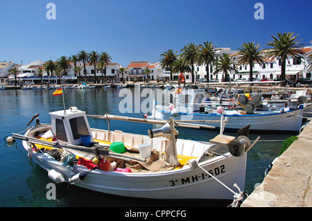 Les bateaux de pêche traditionnels à marina, Fornells, Minorque, Iles Baléares, Espagne Banque D'Images