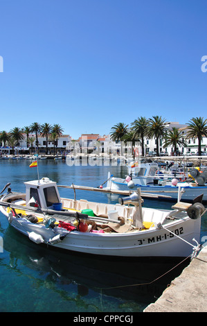 Les bateaux de pêche traditionnels à marina, Fornells, Minorque, Iles Baléares, Espagne Banque D'Images