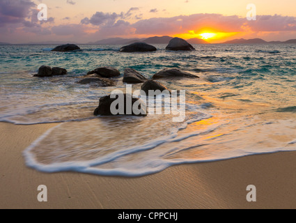 Virgin Gorda, îles Vierges britanniques, les Caraïbes de rochers à fleur d'eau dans les vagues de peu de Trunk Bay Banque D'Images
