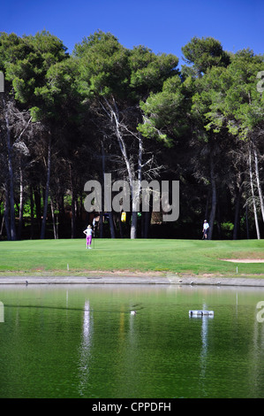 Sur le lac vert sur le 8e Trou au Golf Le parcours de Golf Son Parc, Son Parc, Minorque, Iles Baléares, Espagne Banque D'Images