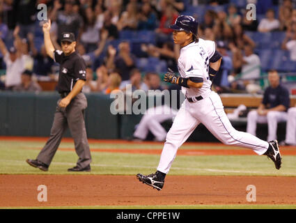 29 mai 2012 - St. Petersburg, Floride, États-Unis - première base juge-arbitre MARK WEGNER signale un home run comme Rays de Tampa Bay outfielder HIDEKI MATSUI arrondit les bases dans la quatrième manche contre les White Sox de Chicago au Tropicana Field. (Crédit Image : © Tampa Bay Times/ZUMAPRESS.com) Banque D'Images