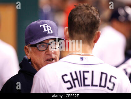 29 mai 2012 - Saint Petersburg, FL, USA - JAMES | BORCHUCK 353239 fois.SP  BORC rayons x (05/29/12) (St. Petersburg, FL) Joe Maddon parle avec James Shields après le démarreur a obtenu le crochet en haut de la septième rayons pendant la partie contre les White Sox de Chicago au Tropicana Field Mardi, Mai 29, 2 Banque D'Images