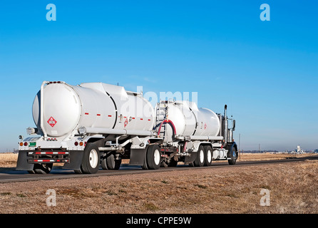 Camion semi-remorque et connu comme une "double fond" transportant du pétrole brut. Banque D'Images