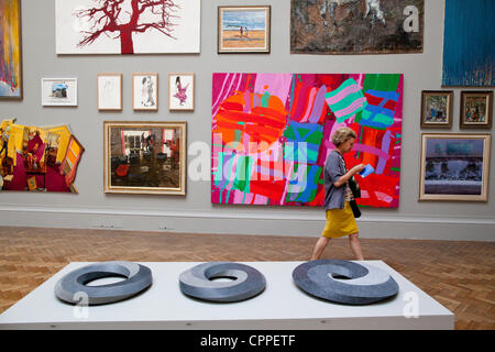 28/05/2012.Royal Academy of Arts Exposition d'été, Londres, Royaume-Uni. Image montre diverses œuvres d'art d'être vu dans la salle de cours, à la Royal Academy of Arts Exposition de l'été 2012, le centre de Londres, Royaume-Uni. Banque D'Images