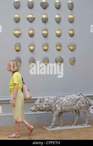 28/05/2012.Royal Academy of Arts Exposition d'été, Londres, Royaume-Uni. Image montre de marque "Multitude" par Stephen Cox RA, dans la Galerie VIII à la Royal Academy of Arts Exposition de l'été 2012, le centre de Londres, Royaume-Uni. Banque D'Images