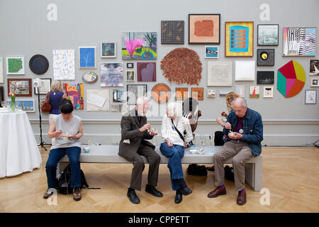 28/05/2012.Royal Academy of Arts Exposition d'été, Londres, Royaume-Uni. Image montre les membres de la fonction publique bénéficiant d'œuvres et déjeuner léger dans la Galerie III, à la Royal Academy of Arts Exposition de l'été 2012, le centre de Londres, Royaume-Uni. Banque D'Images