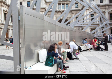 28/05/2012.Royal Academy of Arts Exposition d'été, Londres, Royaume-Uni. Image montre 'DU MODE PAYSAGE AU MODE PORTRAIT' par Chris Wilkinson RA , dans la cour à la Royal Academy of Arts Exposition de l'été 2012, le centre de Londres, Royaume-Uni. Banque D'Images