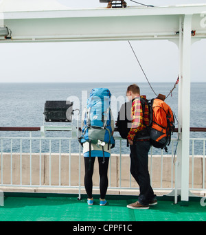 Les jeunes backpackers sur inter island ferry dans les îles Canaries, Espagne Banque D'Images