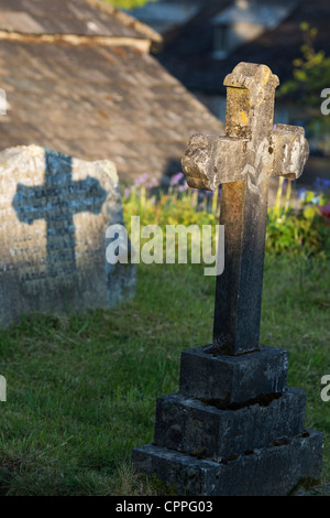 Pierre tombale croix et ombre dans Meavy cimetière. Devon, Angleterre Banque D'Images