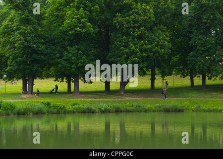 Ville de Stuttgart, le parc à côté de la voie ferrée arbres du parc reflète dans un étang artificiel de l'eau Banque D'Images