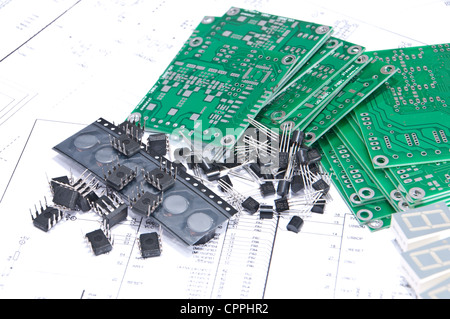 Circuits imprimés et composants électroniques, avec des schémas en arrière-plan Banque D'Images