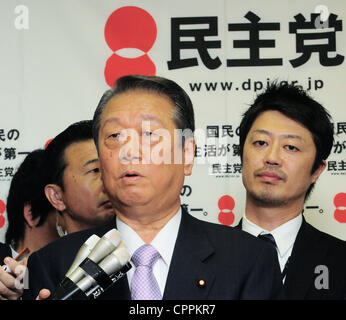 30 mai 2012 - Tokyo, Japon - Ichiro Ozawa, power broker de le parti démocrate du Japon, prend la parole lors d'une conférence de presse mercredi à Tokyo. Le premier ministre Yoshihiko Noda a rencontré Ichiro Ozawa, le mercredi matin, mais n'a pas réussi à convaincre l'ex-leader du DPJ pour soutenir la collecte d'impôt p Banque D'Images