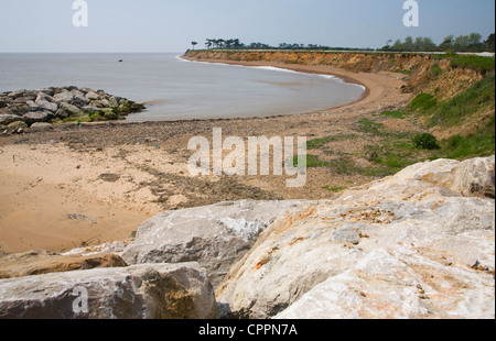 Baie et plage formée par l'érosion côtière falaises de roches tendres East Lane, Bawdsey, Suffolk, Angleterre Banque D'Images