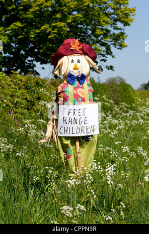 Panneau d'avertissement de l'épouvantail fait maison panneau de circulation à côté de la plage de la route les enfants jouer dehors l'été UK Banque D'Images