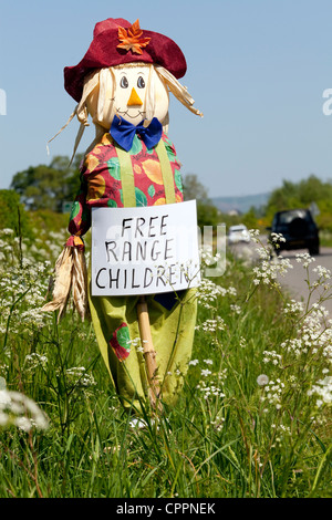 Panneau d'avertissement de l'épouvantail fait maison panneau de circulation à côté de la plage de la route les enfants jouer dehors l'été UK Banque D'Images