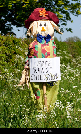 Panneau d'avertissement de l'épouvantail fait maison panneau de circulation à côté de la plage de la route les enfants jouer dehors l'été UK Banque D'Images