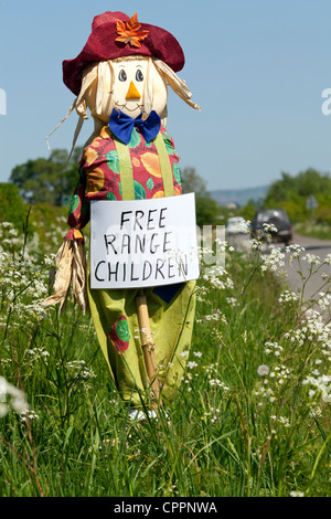 Panneau d'avertissement de l'épouvantail fait maison panneau de circulation à côté de la plage de la route les enfants jouer dehors l'été UK Banque D'Images