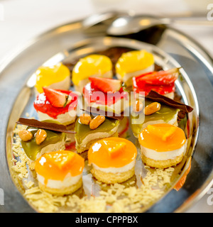 Variété de desserts sur plateau de service buffet traiteur Banque D'Images