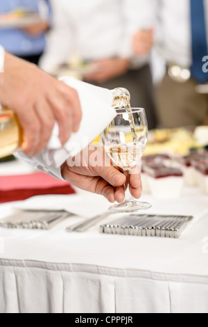 Déjeuner-buffet traiteur entreprise servir le vin apéritif réunion d'entreprise Banque D'Images