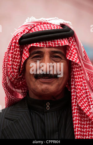 Un homme portant un keffieh arabe traditionnelle coiffure Banque D'Images