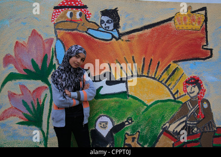 Une jeune fille à côté d'elle une peinture murale représentant la carte de la Jordanie dans un établissement rural dans la vallée du Jourdain. La Jordanie Banque D'Images