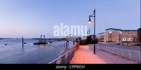 Compte tenu de la fin de soirée Woolwich Arsenal Royal Pier et le Berkeley Homes' Arsenal royal de la rivière Thames Path. Banque D'Images