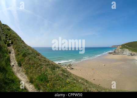 Haut chemin étroit sur les falaises au-dessus de Porthtowan beach à Cornwall UK. Banque D'Images