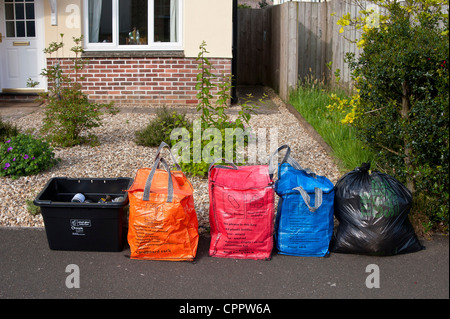 Le recyclage des déchets ménagers et collecte en attente par Cornwall Council, entrepreneurs triés dans des sacs de couleur. Banque D'Images