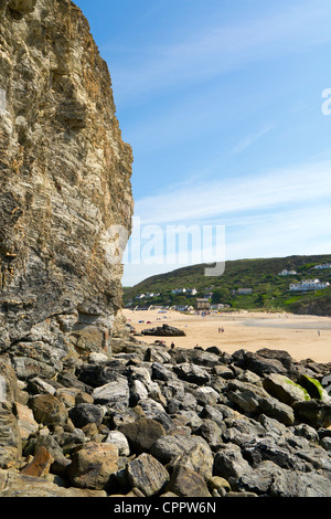 Beaucoup de blocs de roche tombés de la falaise sur Porthtowan beach, Cornwall UK. Banque D'Images