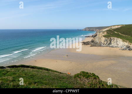 Haut sur les falaises au-dessus de Porthtowan beach à Cornwall UK. Banque D'Images