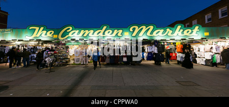 Une vue panoramique sur l'avant du marché de Camden dans la nuit. Banque D'Images