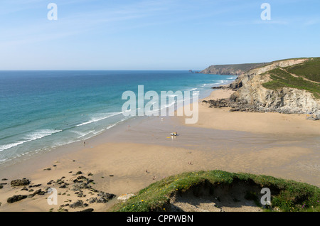 Haut sur les falaises au-dessus de Porthtowan beach à Cornwall UK. Banque D'Images