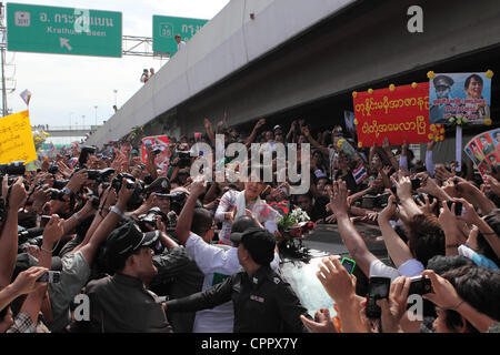 La province de Samut Sakhon, Thaïlande. 30 mai 2012. L'icône de la démocratie Aung San Suu Kyi est accueilli par des milliers de travailleurs migrants du Myanmar dans la province de Samut Sakhon. Suu Kyi a entrepris son premier voyage outre-mer après des décennies passées comme prisonnier politique dans son pays le Myanmar Banque D'Images