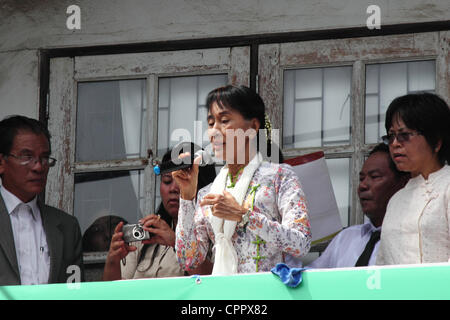 La province de Samut Sakhon, Thaïlande. 30 mai 2012. L'icône de la démocratie Aung San Suu Kyi s'adresse à des milliers de travailleurs migrants du Myanmar dans la province de Samut Sakhon. Suu Kyi a entrepris son premier voyage outre-mer après des décennies passées comme prisonnier politique dans son pays le Myanmar Banque D'Images