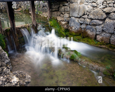 Long exposé suivant cascade mur d'une maison ancienne en Croatie Banque D'Images