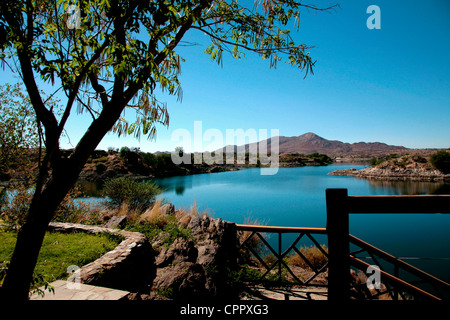 Surplombant le lac Oanob près de Rehoboth en Namibie Banque D'Images