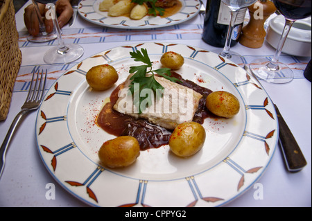 Déjeuner au restaurant la Tupiña, rue de la porte de monnaie, Bordeaux, Gironde, Nouvelle-Aquitaine, France, esturgeon, nouveau plat extérieur de pommes de terre Banque D'Images