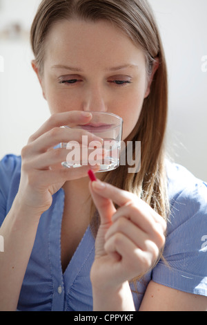 Femme de prendre des médicaments Banque D'Images