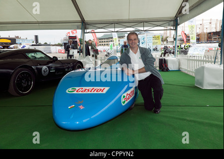 Don au Pays de Galles, le petit-fils de Sir Malcolm Campbell, pose à côté, dans l'électrique Bluebird paddock supercar de 2011 ecovelovity Banque D'Images